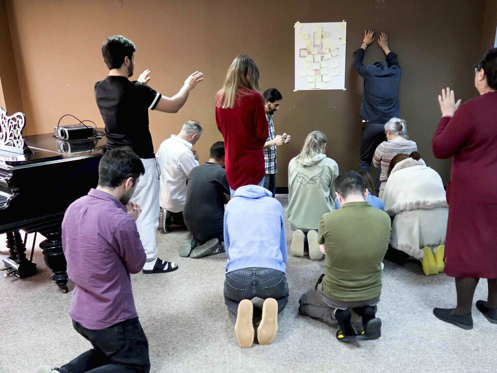 Elever från missionsbibelskolan ber om Guds ledning för fortsättningen. Foto: Otto Rimås